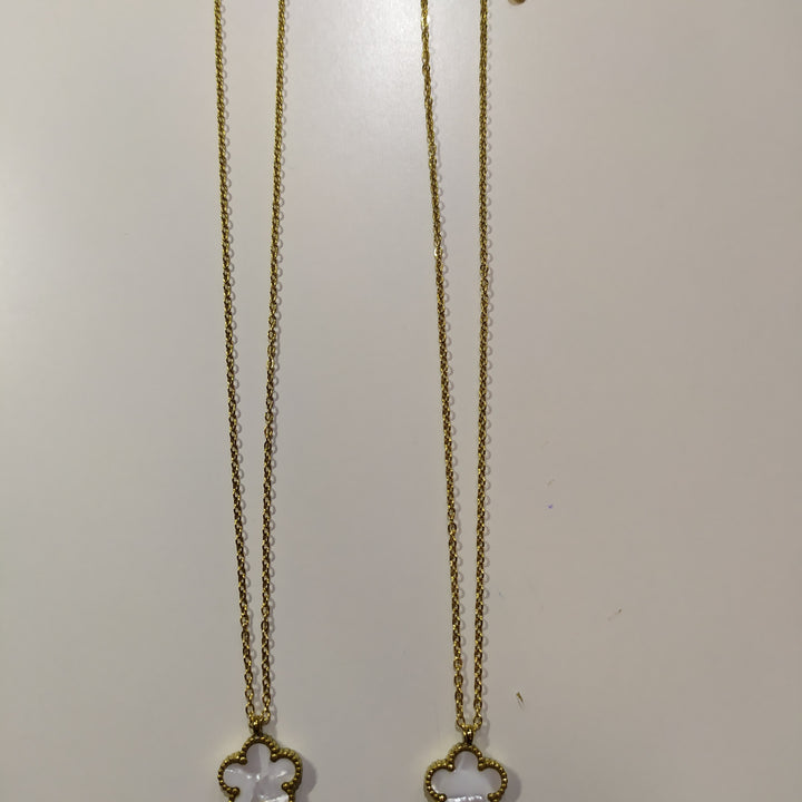 Collar con colgante trebol cinco hojas blanco