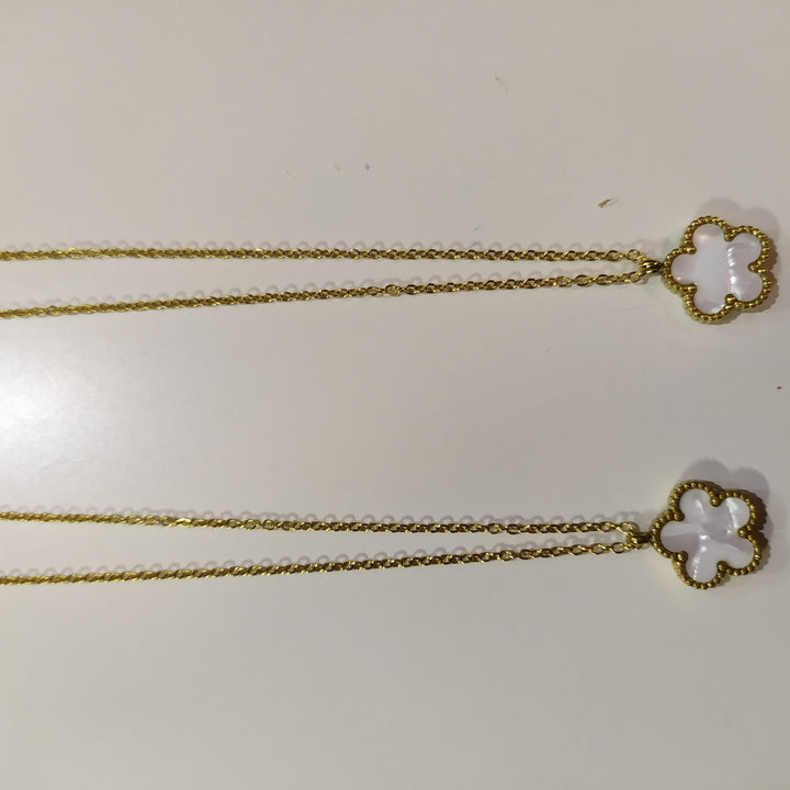 Collar con colgante trebol cinco hojas blanco