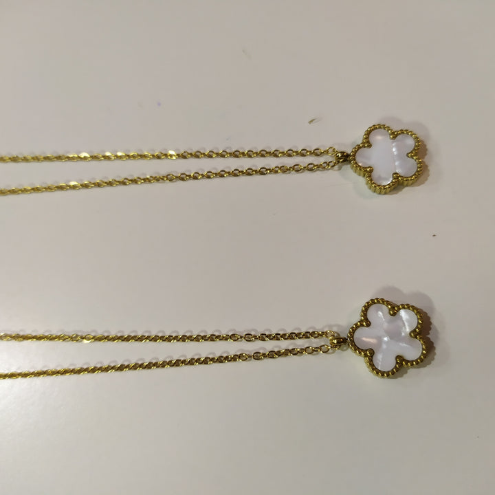 Collar con colgante trebol cinco hojas blanco