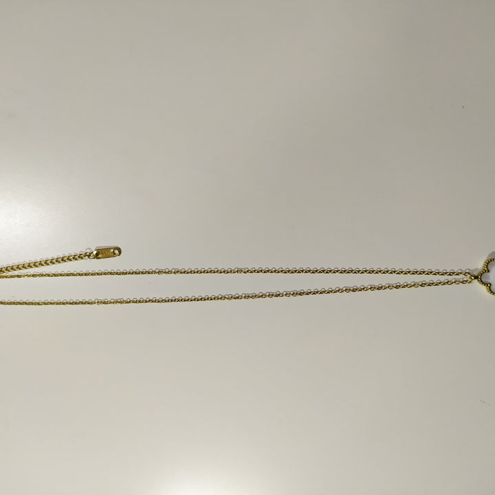 Collar con colgante trebol cinco hojas blanco