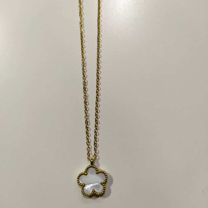 Collar con colgante trebol cinco hojas blanco