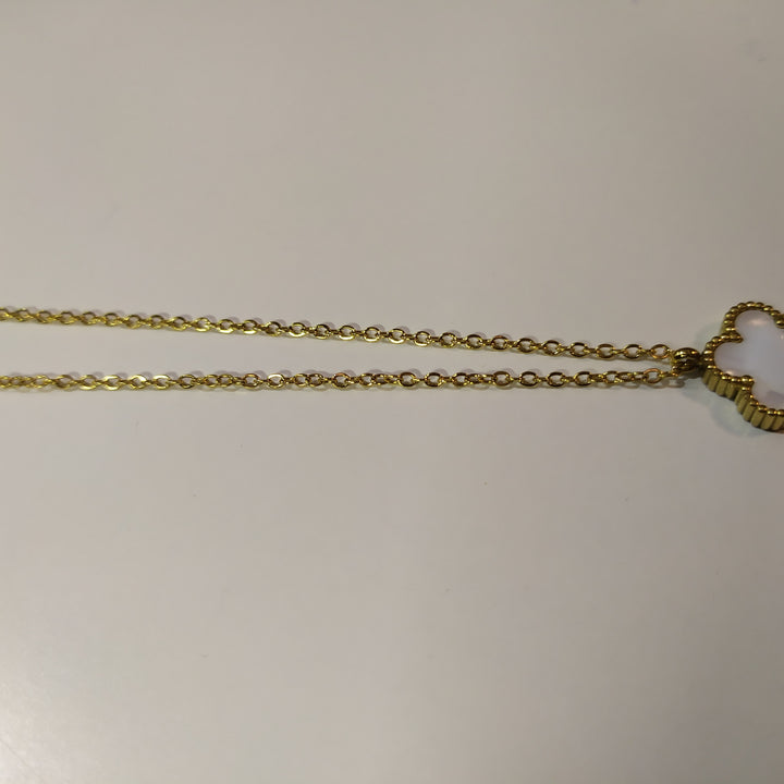 Collar con colgante trebol cinco hojas blanco