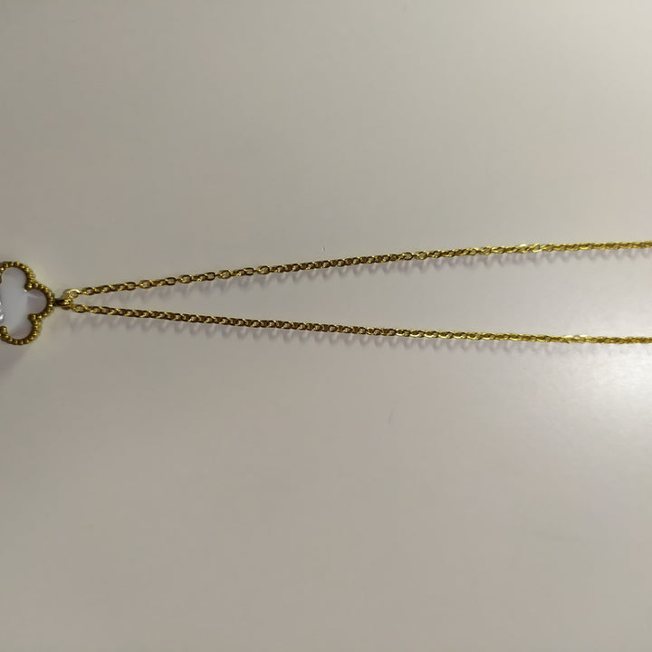 Collar con colgante trebol cinco hojas blanco