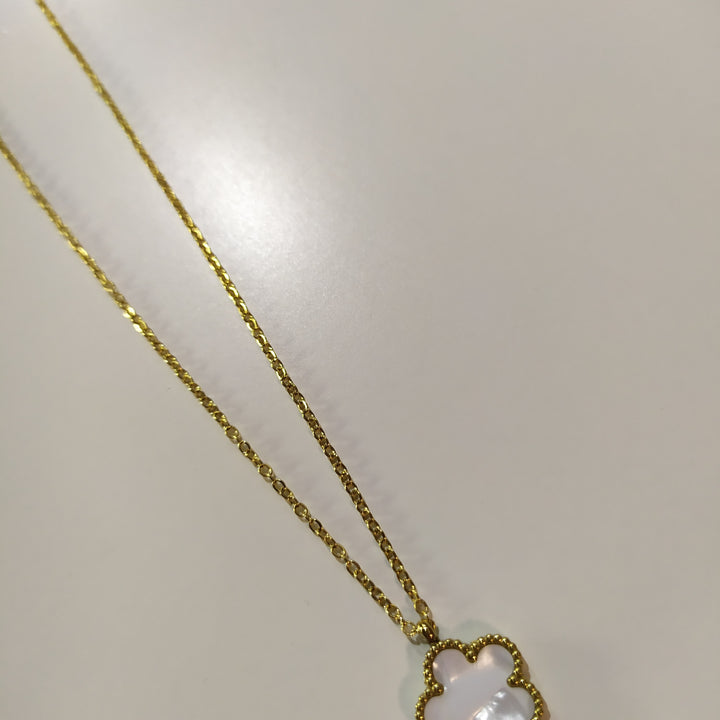 Collar con colgante trebol cinco hojas blanco